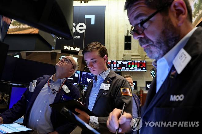 미국 뉴욕증권거래소(NYSE) 입회장에서 트레이더들이 업무를 처리하는 모습