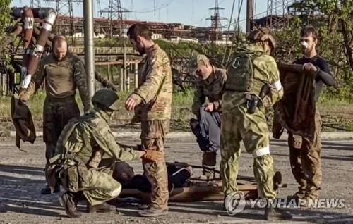 아조우스탈 빠져나온 우크라군 몸수색하는 러시아군  (마리우폴 EPA=연합뉴스) 러시아 군인들이 17일(현지시간) 우크라이나 남부 항구도시 마리우폴의 아조우스탈(아조프스탈) 제철소에서 빠져나온 우크라이나 군인들의 몸수색을 하고 있다. 앞서 러시아 국방부는 아조우스탈 제철소에서 항거 중인 우크라이나군 부상병들을 친러시아 도네츠크인민공화국(DPR)의 의료시설로 이송하기로 우크라이나군과 합의했다고 밝혔다. [러시아 국방부 제공 영상 캡처. 판매 금지] 2022.5.17
    leekm@yna.co.kr
(끝)