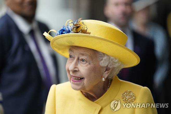 엘리자베스 2세 영국 여왕 (AFP=연합뉴스) 엘리자베스 2세 영국 여왕이 17일(현지시간) 런던 패딩턴역에서 개최된 '엘리자베스선' 개통식에 참석했다. 2022.5.17 photo@yna.co.kr