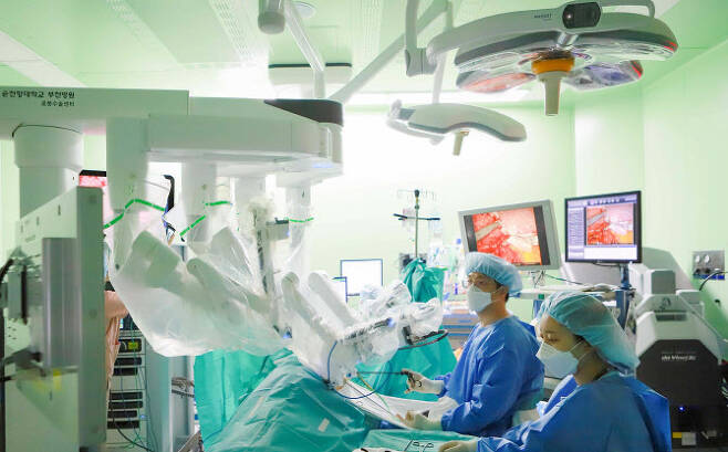 순천향대 부천병원 로봇수술센터가 ‘다빈치 Xi 로봇수술 2,000례’를 달성했다.