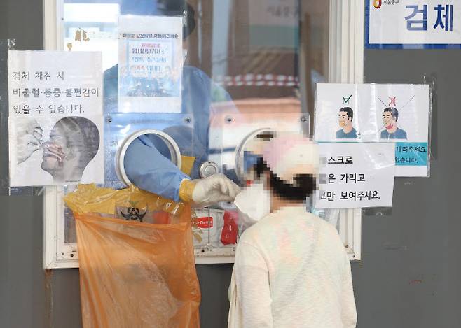 서울 중구 서울역 코로나19 선별검사소에서 한 시민이 PCR 검사를 받고 있다.(사진=연합뉴스)