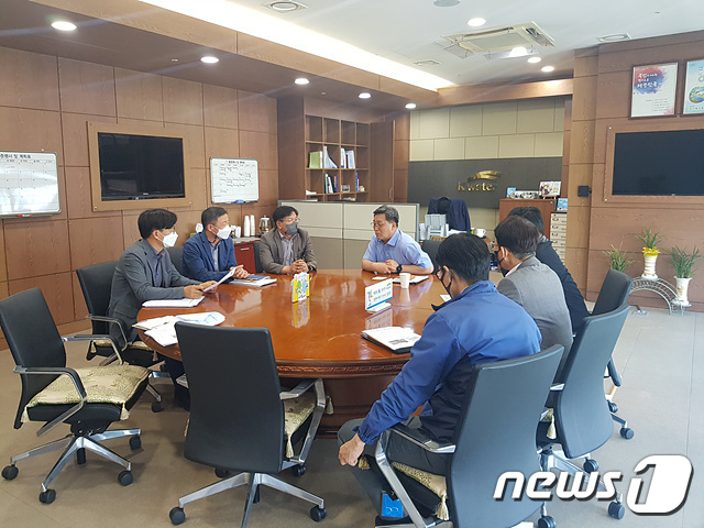 정창현 전북 진안군 안전환경국장(왼쪽 세번째)이 금강유역본부를 항의 방문했다.(진안군제공)2022.5.18/뉴스1
