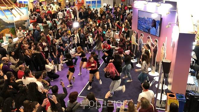 2020년 스페인 FITUR의 서울홍보관 K-POP 댄스 이벤트에 참가하기 위해 몰린 참가자들