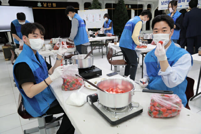 17일 서울시 중구 남산원에서 DGB생명 임직원들이 딸기잼 만들기 봉사활동을 진행하고 있다. (사진=DGB생명)