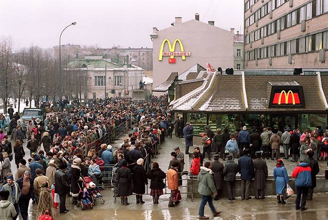 지난 1990년 1월 31일 러시아 모스크바 푸쉬킨 광장에 문을 연 맥도날드 러시아 1호점 매장 앞에 많은 사람들이 긴 줄을 서고 있다. / AFP 연합뉴스