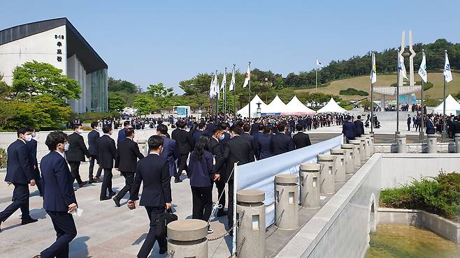 18일 오전 9시58분쯤 광주 북구 국립5.18민주묘지 민주의문을 통과한 윤 대통령 등이 기념식장으로 이동하는 모습./조홍복 기자