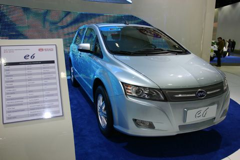 중국 BYD의 전기자동차 e6.