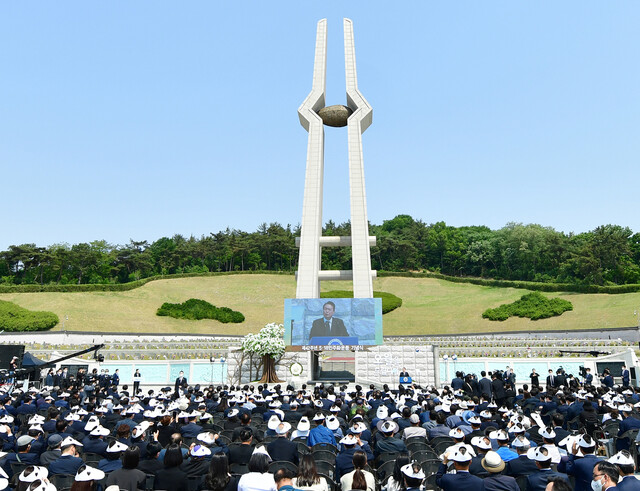 윤석열 대통령이 18일 오전 광주 북구 국립 5·18 민주묘지에서 열린 제42주년 5·18민주화운동 기념식에서 기념사 하고 있다. 공동취재사진