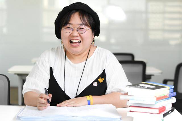 이야기장수의 신간 원고를 들여다보고 있는 이연실 편집자. 김하겸 인턴기자