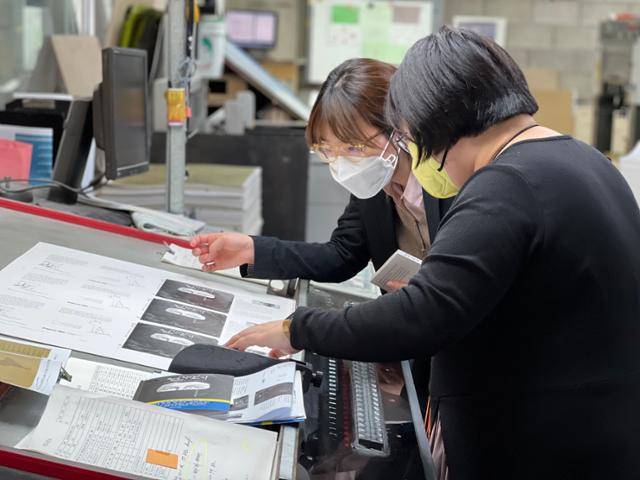 지난달 18일 경기 파주시의 인쇄소 영신사에서 연실씨와 문학동네 신선아 디자이너가 '전쟁일기'의 인쇄 감리 과정을 보고 있다. 이야기장수의 첫 책 '전쟁일기'는 우크라이나 여성 작가의 전쟁 다큐멘터리 일기로, 한국에서 전 세계 최초로 출간됐다. 이날 전쟁일기는 2쇄를 찍었다. 박지윤 기자