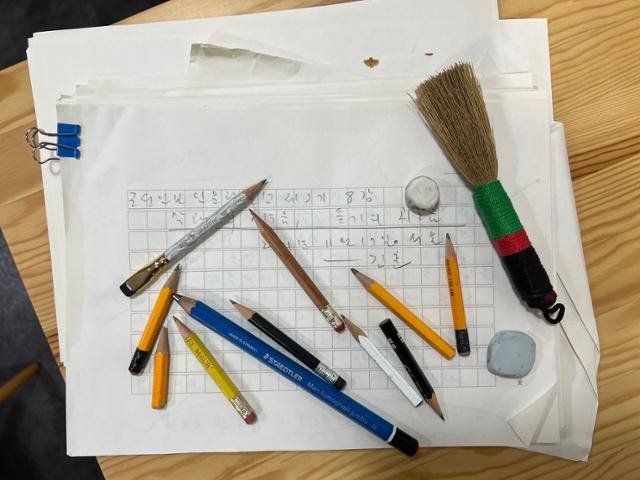 연실씨는 '덕후'의 마음으로 김훈 작가의 육필 원고를 모두 모아 보관하고 있었다. 짧아져 버린 몽당연필과 지우개, 가루 털이용 붓까지도 소중하게. 박지윤 기자