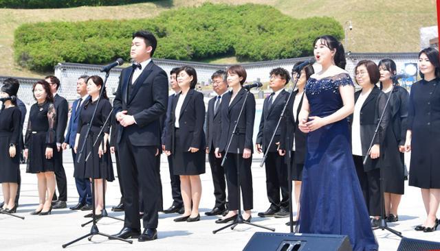18일 오전 광주 북구 국립 5·18 민주묘지에서 열린 제42주년 5·18민주화운동 기념식에서 기념 공연이 진행되고 있다. 연합뉴스