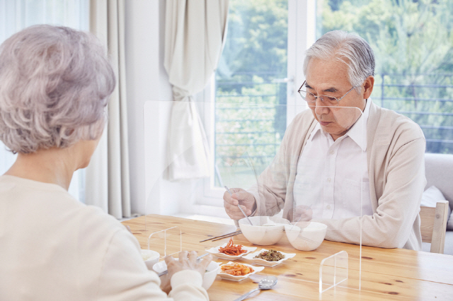 여성 노인은 탄수화물 위주 식사에서 탈피하는 게 중요하다는 연구 결과가 나왔다./사진=클립아트코리아