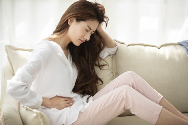 갑자기 생리통, 골반통이 심해진 여성은 자궁내막증을 의심해봐야 한다./사진=게티이미지뱅크