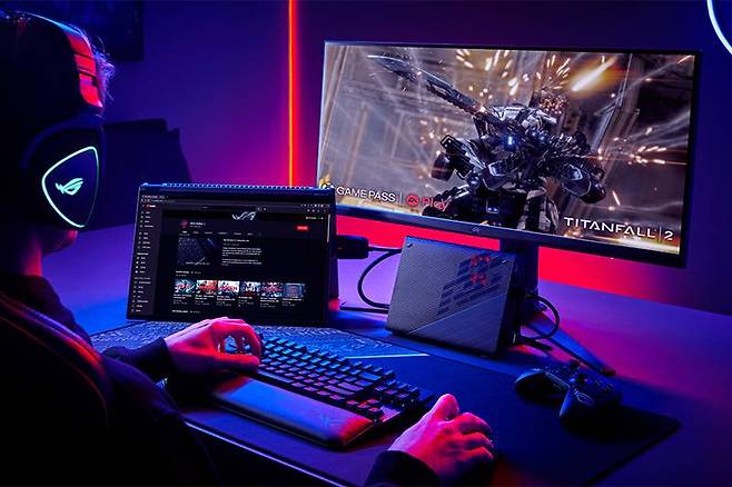ROG 플로우 X16은 'ROG XG 모바일'이라는 전용 외장 그래픽 카드로 성능을 확장할 수 있다. 사진상의 모니터 아래 있는 장치가 ROG XG 모바일. 출처=에이수스