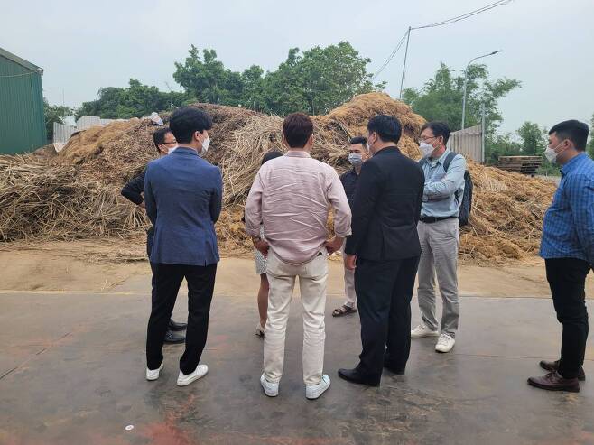 쌓여있는 임업 부산물 현장을 찾은 케이파워, 출처: 케이파워