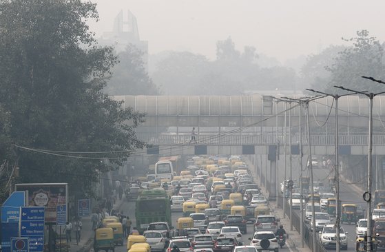 인도 뉴델리의 짙은 스모그. 2019년 11월 12일에 촬영한 사진이다. 전 세계적으로 연간 900만 명이 환경오염으로 인해 조기 사망하고 있고, 이 가운데 450만 명은 지역 대기오염이 차지하는 것으로 추정되고 있다. AP=연합뉴스