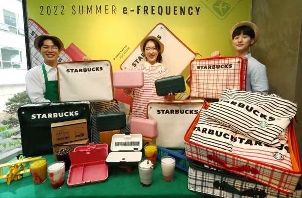 서울 스타벅스 프레스센터점에서 모델들이 스타벅스 '2022 여름 e-프리퀀시' 행사 상품과 함께 포즈를 취하고 있다. /연합뉴스