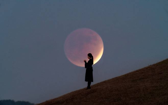 우수상을 받은 작품인 ‘월식 달님께 소원을’. 부분월식이 있던 지난해 11월19일 경남 고성군에서 촬영됐다. 매월 떠오르는 보름달이 아닌 붉은 기운 가득한 월식 보름달에 소원을 비는 모습을 형상화했다. 천문연구원 제공.