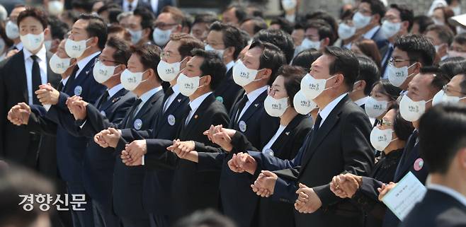 윤석열 대통령이 18일 오전 광주 북구 운정동 국립 5·18민주묘지에서 열린 제42주년 5·18민주화운동 기념식에 참석해 ‘님을 위한 행진곡’을 제창하고 있다. 성동훈 기자.