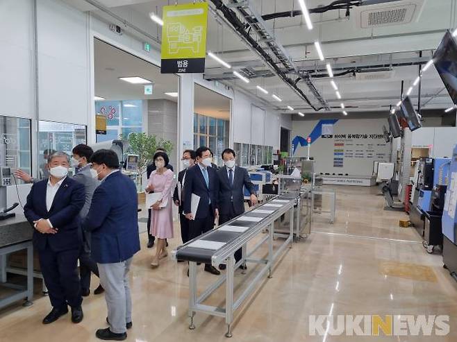 대전세종충남 경제단체협의회가 러닝팩토리(현장실무형 교육훈련시설)를 견학하고 있으며, 박봉순 학장이 직접 설명하고 있다. 사진=대전폴리텍대학.