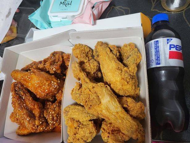 제보자 A씨가 올린 치킨 사진. 페이스북 캡처