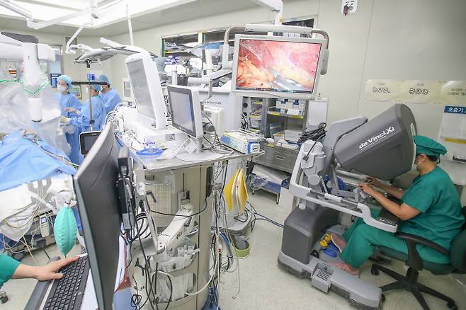 서울아산병원 내분비외과 성태연 교수(오른쪽 아래)가 쿠싱증후군 환자에게 후복막(등쪽)을 통한 로봇 부신절제술을 시행하고 있다.