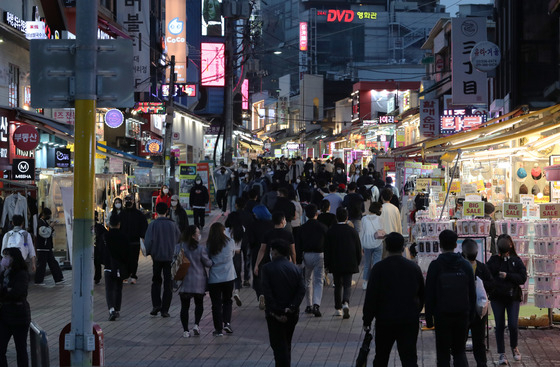 사회적 거리두기 조치가 해제된 18일 저녁 서울 홍대거리가 시민들로 붐비고 있다. 이날부터 마스크 착용을 제외한 모든 사회적 거리두기 조치가 대부분 종료됐다. 2022.4.18./사진=뉴스1