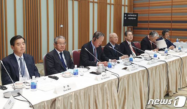 허창수 전국경제인연합회 회장이 2019년 11월15일 일본 도쿄 경단련회관에서 열린 제28회 한일재계회의에서 인사말을 하고 있다./사진=뉴스1(전국경제인연합회 제공)