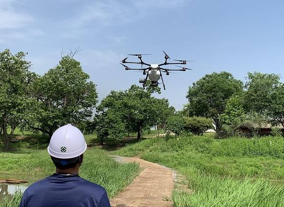 파주시는 최근 기온이 상승하면서 말라리아 등 매개 모기 감염병의 위험이 증가함에 따라 감염병 예방을 위해 10월 말까지 드론을 활용한 말라리아 유충 방제사업을 18일부터 추진한다고 밝혔다. / 사진제공=파주시