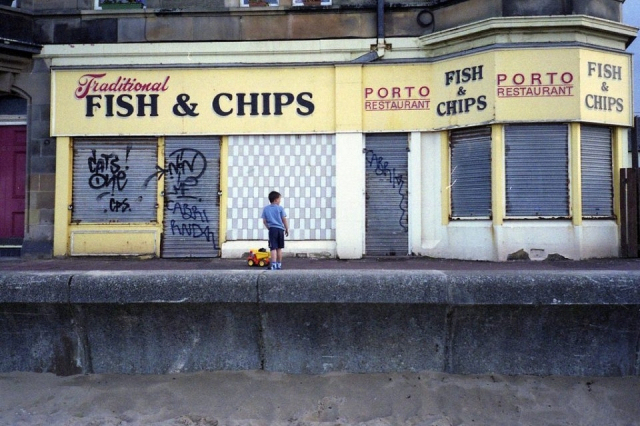 영국 한 항구도시의 폐업한 피시앤칩스 가게의 모습. [Web Urbanist]