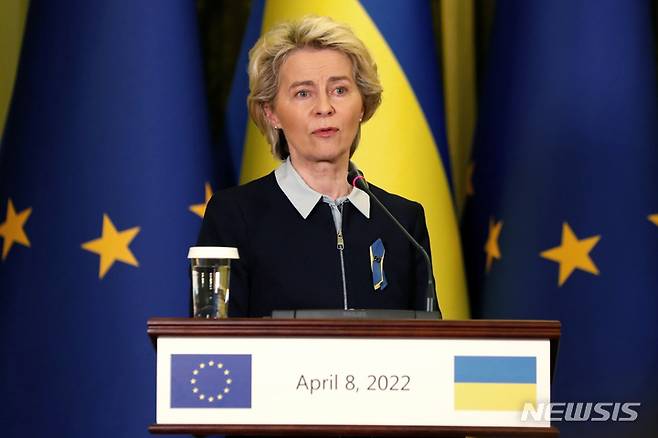 [키이우(우크라이나)=AP/뉴시스]우르줄라 폰 데어 라이엔 유럽연합(EU) 집행위원장이 지난달 8일 우크라이나 수도 키이우에서 기자회견을 가지고 있다 2022.05.18.
