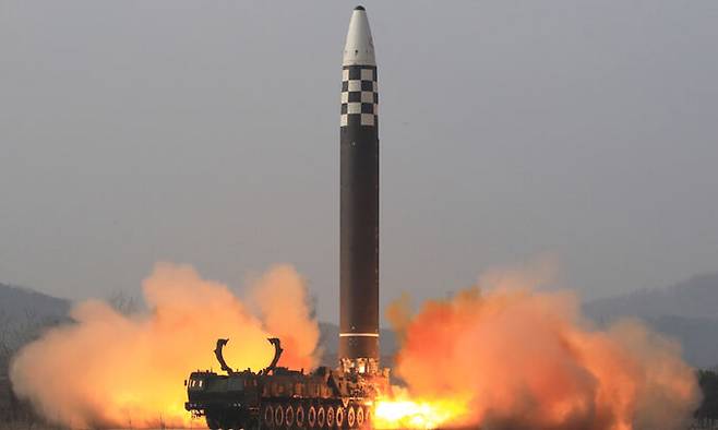 지난 3월 25일 북한 노동당 기관지 노동신문은 김정은 노동당 총비서의 직접적인 지도에 따라 신형 대륙간탄도미사일(ICBM) '화성포-17'형 시험발사가 단행됐다고 전했다. 평양=노동신문·뉴스1