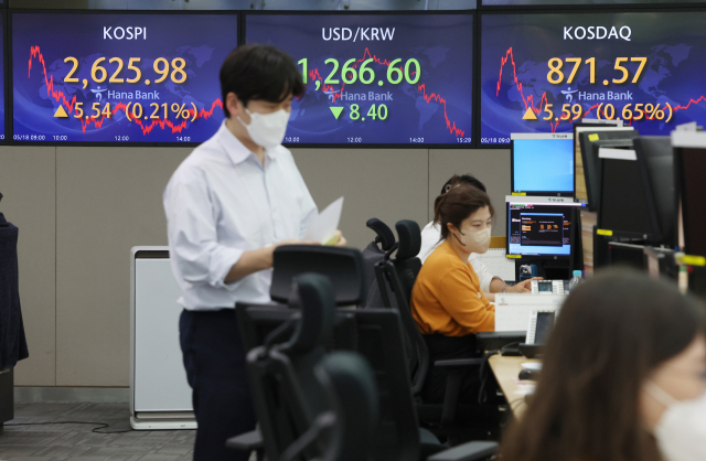 코스피가 이틀 연속 상승하며 2,620대를 지켜낸 18일 오후 서울 중구 하나은행 딜링룸에서 직원들이 업무를 보고 있다. 코스피는 전 거래일보다 5.54포인트(0.21%) 오른 2,625.98에 마감했다. 연합뉴스