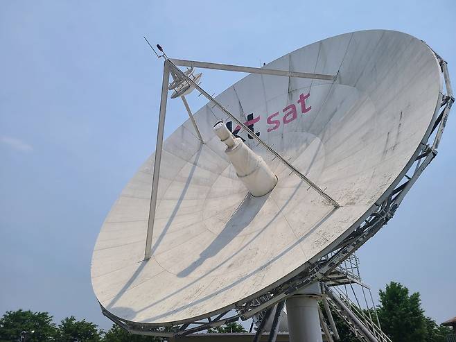 51년 노고 끝에 은퇴한 금산 1국 안테나 (금산=연합뉴스) 임성호 기자 = 18일 KT SAT 충남 금산위성센터의 '금산 1국' 안테나. 1970년에 개통한 한국 최초의 위성통신 안테나로 50년여간 작동하다 지난해 말 가동을 멈췄다. 직경 27.4m로 이 센터에서 크기가 가장 크다. 한국 국제통신 발전에 미친 기술·사료적 가치를 인정받아 2009년 등록문화재 제436호로 지정됐다. 2022.5.18 sh@yna.co.kr