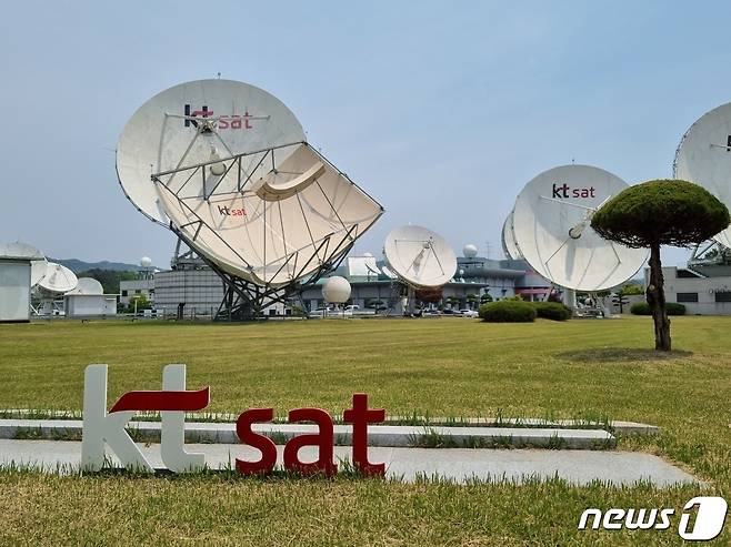 18일 찾은 KT SAT의 금산위성센터에는 50여개의 거대 안테나들이 설치돼 있었다. © 뉴스1 윤지원 기자