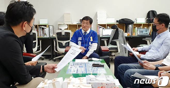 더불어민주당 노영민 충북지사 후보가 19일 충북도청 기자실을 찾아 윤석열 정부 2차 추경 편성 과정에서 충청권 지역균형발전 예산이 대폭 상감됐다고 주장하고 있다. © 뉴스1