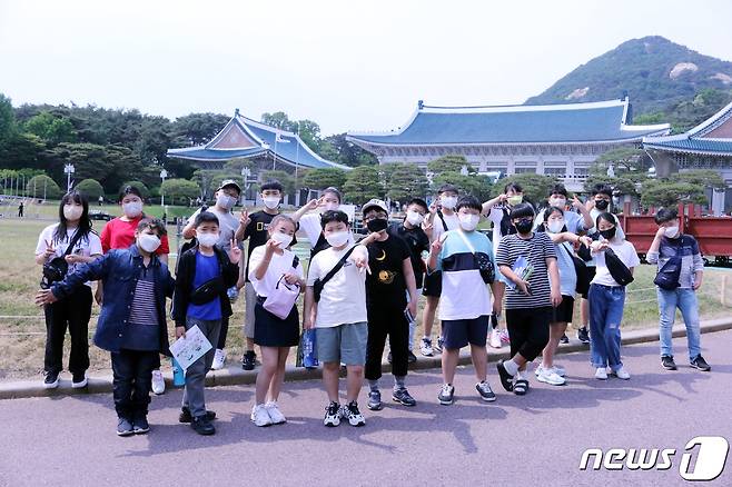 군산 대야초등학교 학생들이 청와대를 방문해 기념사진을 촬영하고 있다.(가천길재단 제공) / 뉴스1