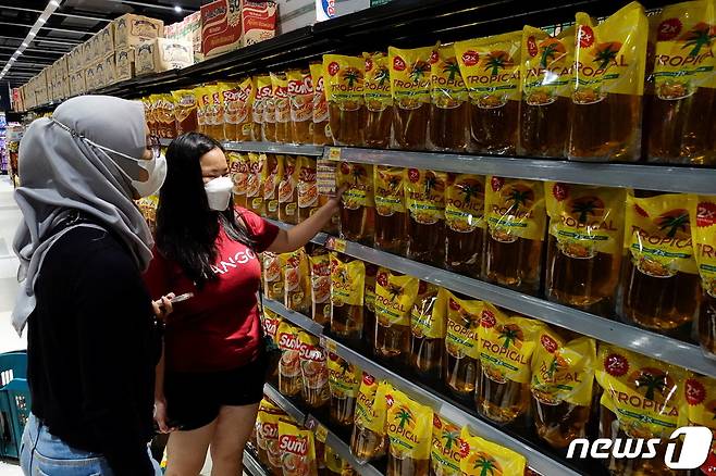 인도네시아 자카르타 슈퍼마켓에서 소비자가 팜오일로 만든 식용유를 고르고 있다. 2022. 3. 27. © 로이터=뉴스1 © News1 최서윤 기자