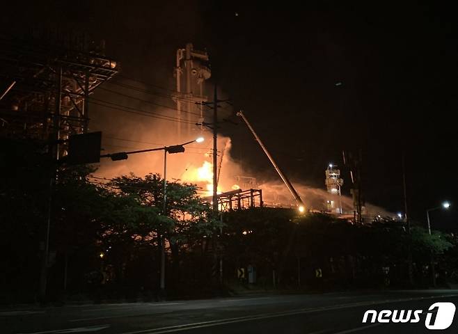 19일 오후 8시 51분께 울산시 남구 온산공단 S-OIL(에쓰오일) 공장에서 폭발과 함께 화재가 발생했다.© 뉴스1