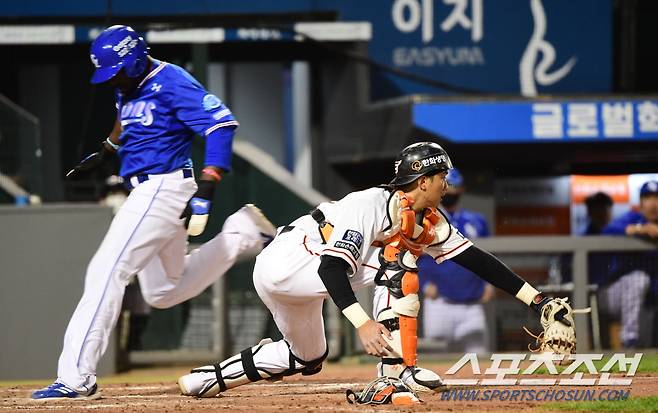 2022 KBO리그 한화이글스와 삼성라이온즈의 경기가 18일 대전한화생명이글스 파크에서 열렸다. 삼성 피렐라가 9회초 2사 2,3루에서 오선진 타석때 홈 스틸에 성공하고 있다. 대전=최문영 기자 deer@sportschosun.com/2022.05.18/