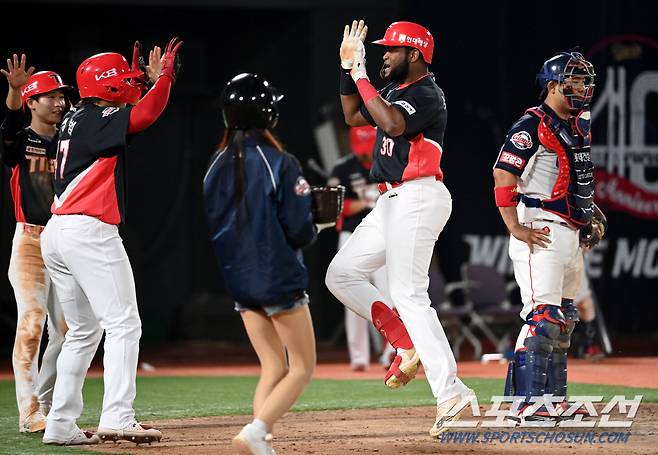 2022 KBO리그 KIA 타이거즈와 롯데 자이언츠의 경기가 18일 부산 사직구장에서 열렸다. 8회초 2사 1,3루 KIA 소크라테스가 우월 3점홈런을 날렸다. 홈런을 허용한 롯데 김원중이 아쉬워하고 있다. 부산=허상욱 기자wook@sportschosun.com/2022.05.18/