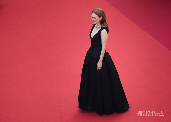사진 : 제75회 칸 영화제(Cannes Film Festival), 배우 줄리안 무어(Julianne Moore) - Julianne Moore wears Bottega Veneta (사진제공 : 보테가 베네타)