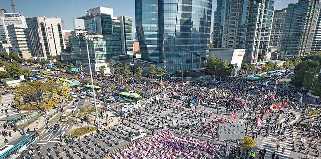작년 10월 20일 오후 민노총 조합원 2만7000여 명이 서울 서대문역 사거리에 기습적으로 모여 도로를 점거하고 불법 집회를 벌이고 있다. 경찰이 민노총 집결을 차단하겠다며 서울 도심에 차벽을 세웠지만, 노조원들의 게릴라 집회를 막지 못했다. 민노총은 코로나 방역 체계를 위험에 빠뜨린다는 각계 비판에도 전국 각지에서 사회적 거리 두기 지침을 무시하고 불법 집회를 강행했다. /김지호 기자