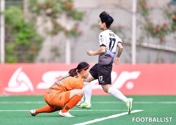 류지수(왼쪽, 서울시청), 송지윤(오른쪽, 창녕WFC). 서형권 기자