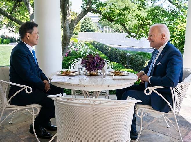 2021년 5월21일(현지시각), 문재인 대통령이 미국 워싱턴 백악관에서 조 바이든 미국 대통령과 크랩케이크로 점심 식사를 겸해 단독회담을 하고 있다. 청와대 제공