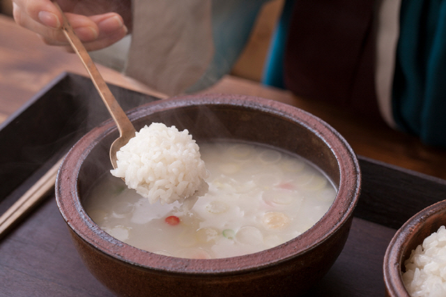 국밥을 먹을 땐 의식적으로 천천히 씹고 간은 새우젓으로 하는 게 좋다./사진=클립아트코리아