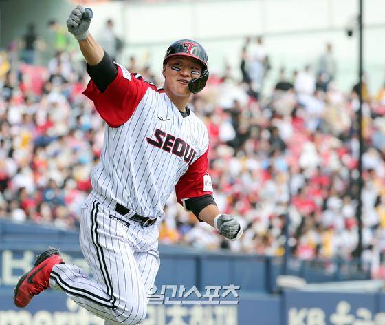 2022 KBO리그 프로야구 LG트윈스와 KIA타이거즈의 경기가 15일 오후 서울 잠실야구장에서 열렸다. 4회말 1사 1,2루 이재원이 역전 스리런홈런를 치고 더그아웃을 향해 손짓하며 1루로 달려나가고 있다. 잠실=김민규 기자