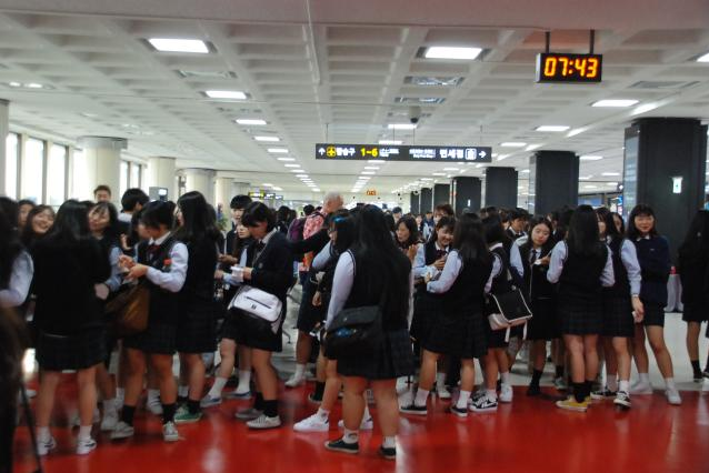 제주공항 빠져나가는 수학여행단(신성여고 홈페이지 캡쳐)