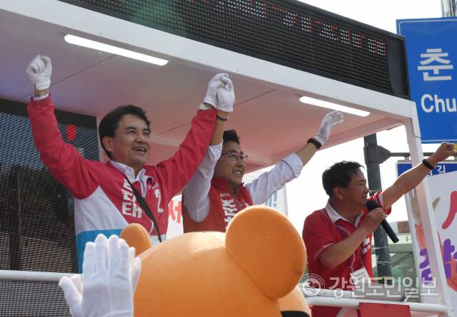 ▲ 국민의힘 김진태 강원도지사 후보가 공식선거운동 첫 날인 19일 춘천 중앙로터리 앞에서 유세를 하고 있다. 김정호